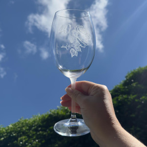Pískovaná sklenice na víno - 40 let s růží