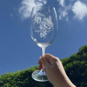 Pískovaná sklenice na víno - 50 let s růží