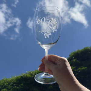 Pískovaná sklenice na víno - 60 let s růží