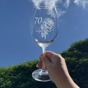 Pískovaná sklenice na víno - 70 let s růží