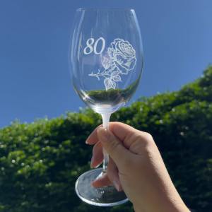 Pískovaná sklenice na víno - 80 let s růží