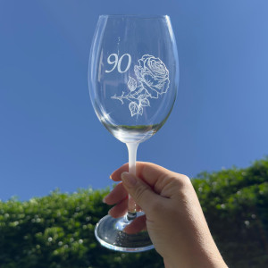 Pískovaná sklenice na víno - 90 let s růží
