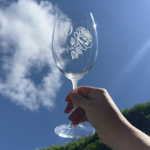 Pískovaná sklenice na víno - 20 let s růží